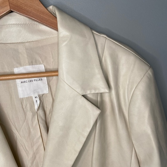 NWT Avec Les Filles Faux Leather Structured Boyfriend Blazer Cream Beige - Picture 6 of 12